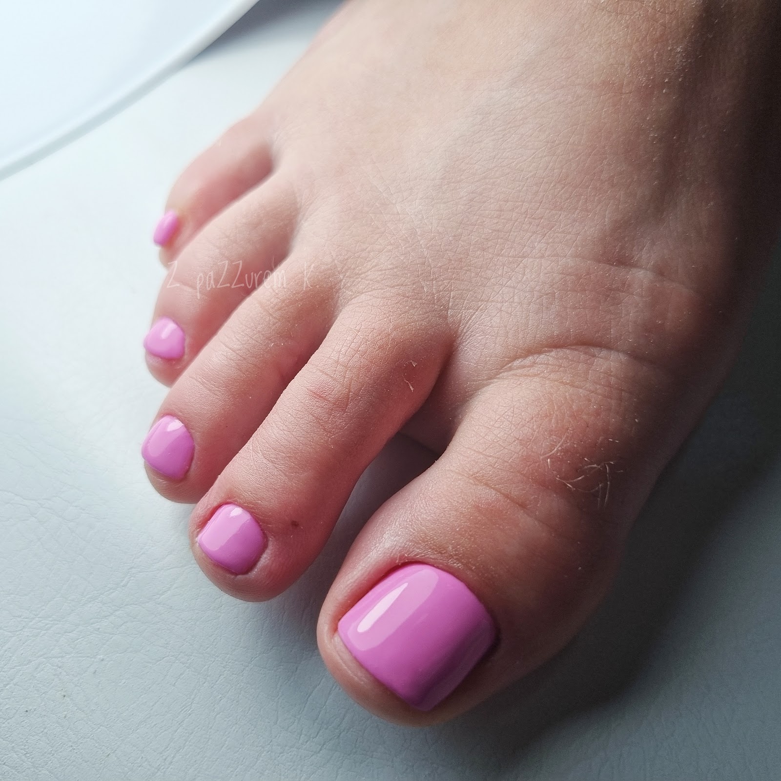 Pedicure hybrydowy w różowym lakierze